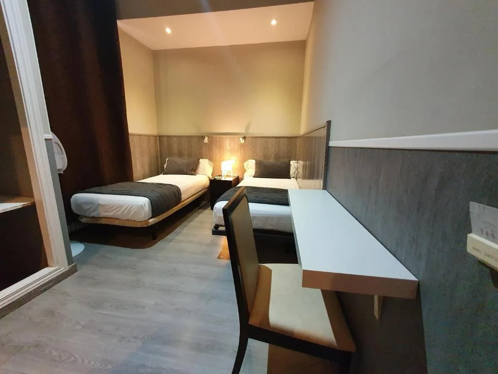 Habitación Doble - 2 camas — Plaza Dort Rooms IV