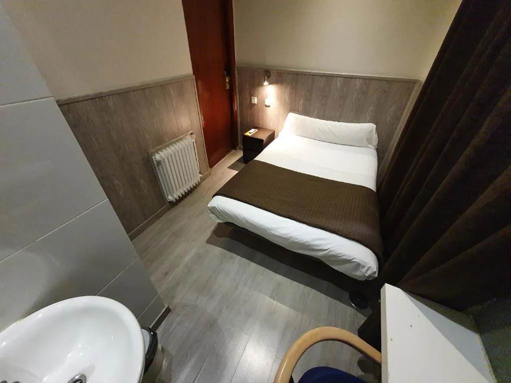 Habitación Individual con baño compartido — Plaza Dort Rooms IV