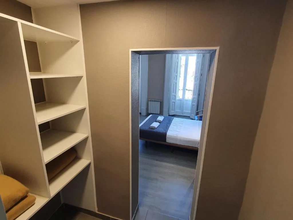 Suite Familiar con balcón - Baño compartido — Plaza Dort Rooms IV