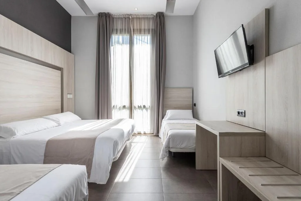 Vierbettzimmer mit Terrasse — Plaza Goya Rooms