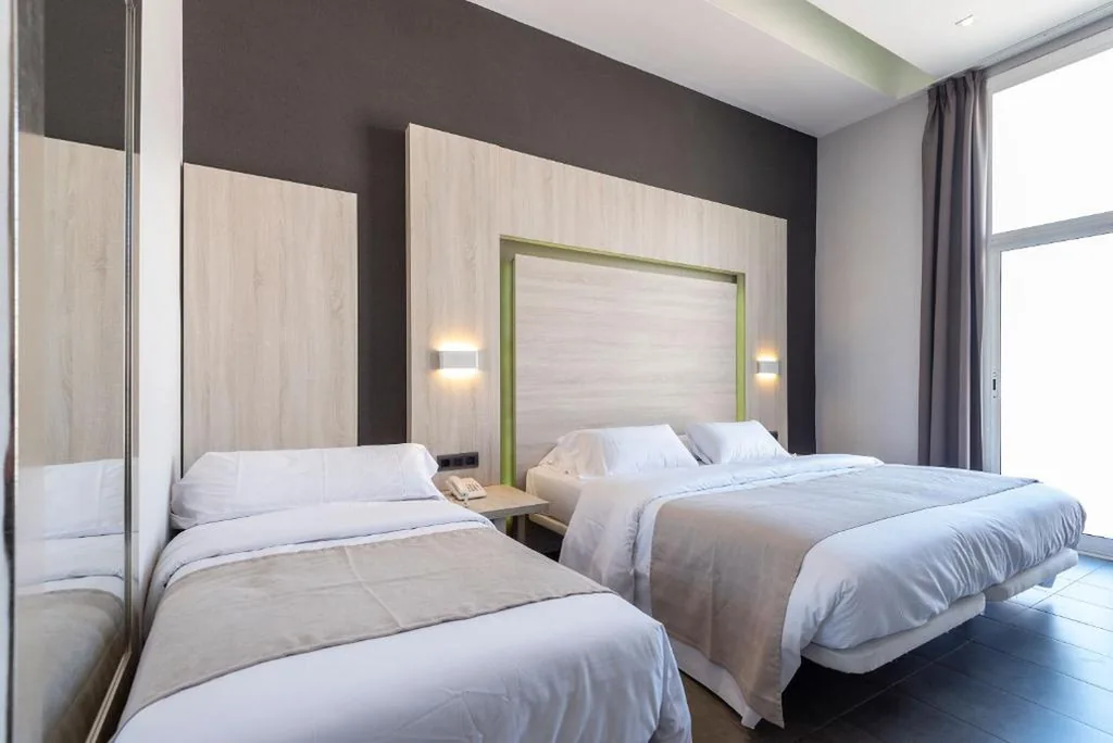 Dreibettzimmer mit Balkon — Plaza Goya Rooms