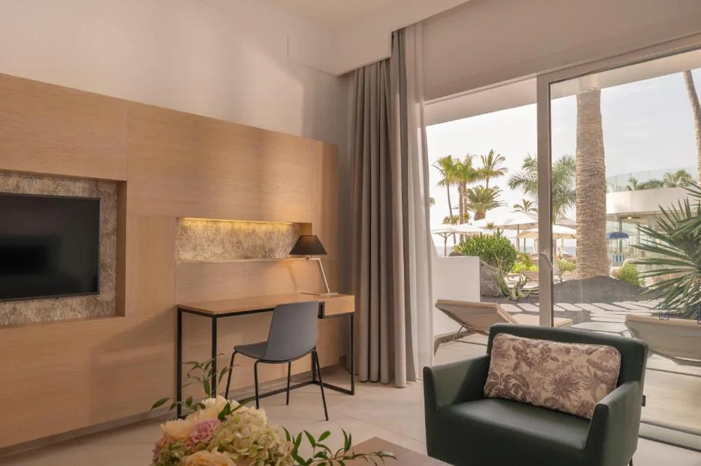 Suite con vistas al jardín o a la piscina (2 adultos) — Plus Fariones Suite Hotel