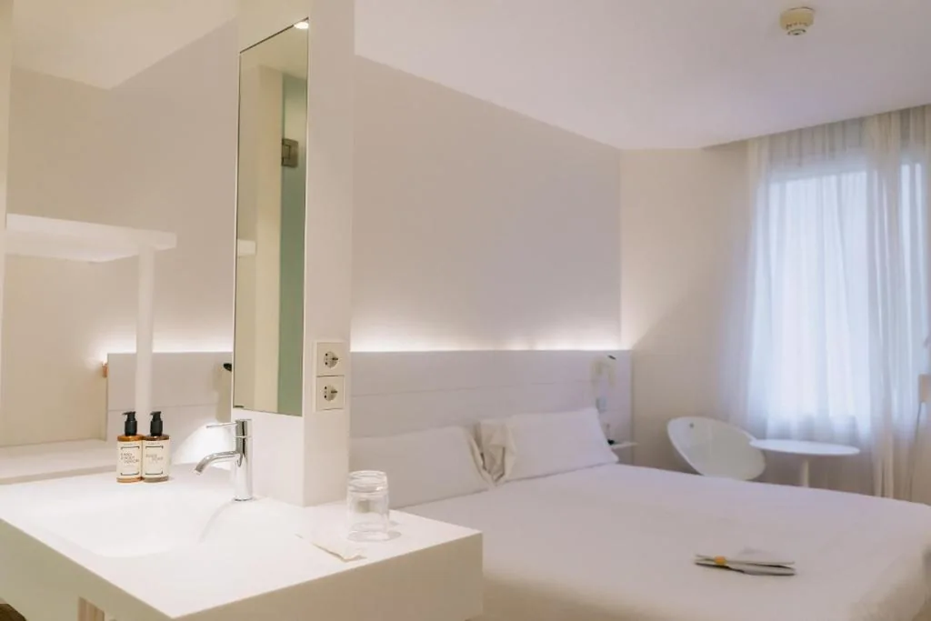 Pol & Grace Hotel