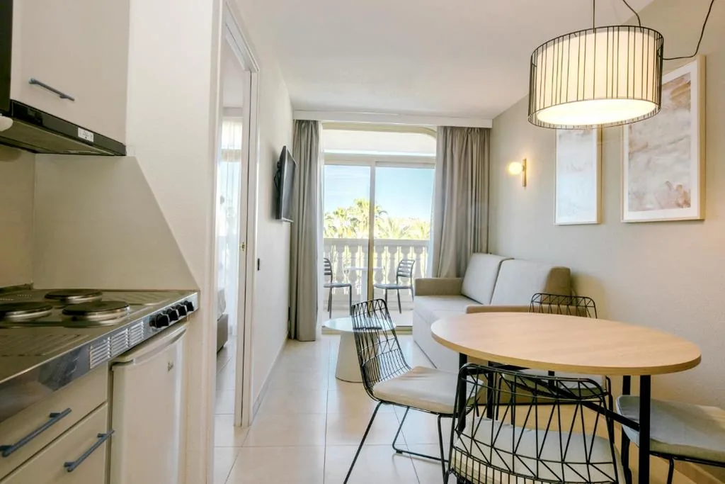 Apartamento com vista para a piscina (2 adultos + 2 crianças) — Ponient Dorada Palace by PortAventura World - Available rates with tickets to PortAventura Park & Ferrari Land