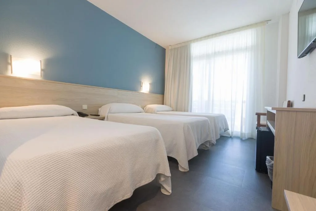4*-Standardzimmer (2 Erwachsene + 1 Kind) — Ponient Hotel-Aparthotel Marinada by PortAventura World - Available rates with tickets included