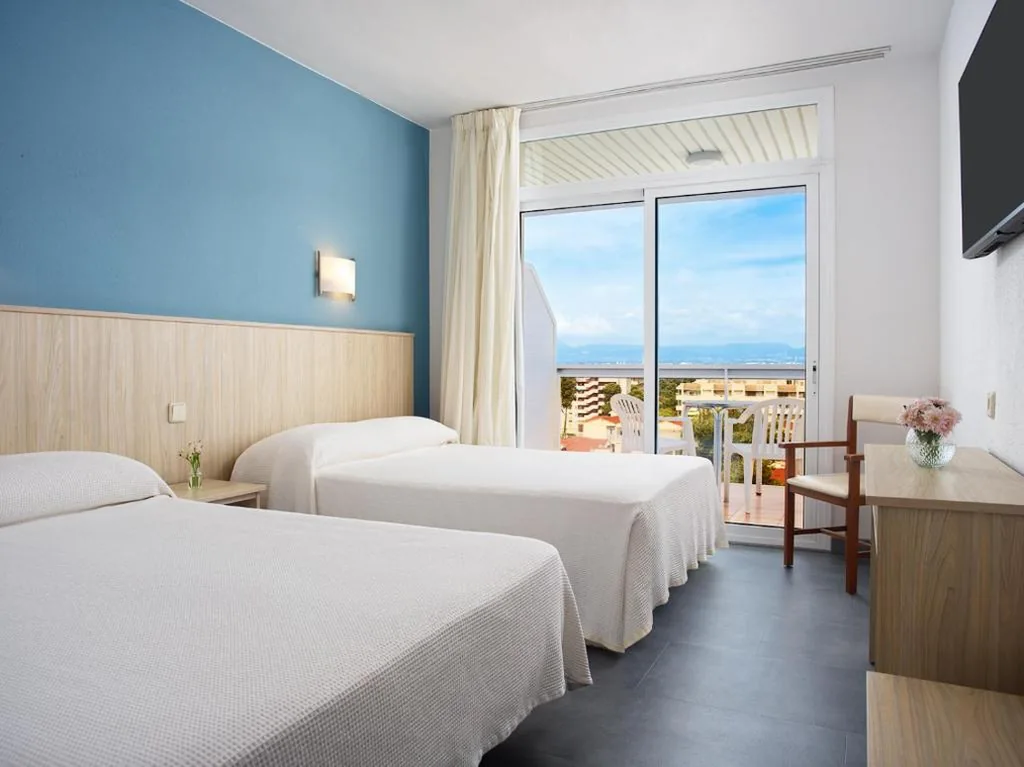 4*-Standardzimmer (3 Erwachsene + 1 Kind) — Ponient Hotel-Aparthotel Marinada by PortAventura World - Available rates with tickets included