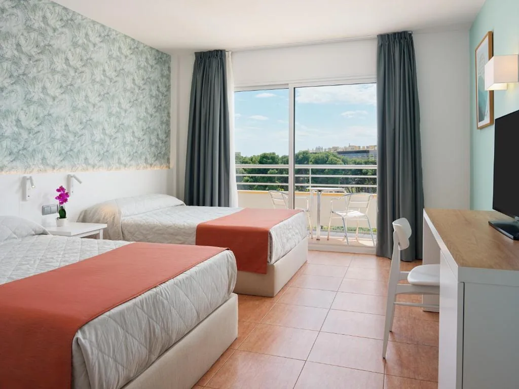 Habitación Estándar con vistas (2 adultos y 2 niños) — Ponient Pirámide Salou by PortAventura World - Available rates with tickets to PortAventura Park & Ferrari Land