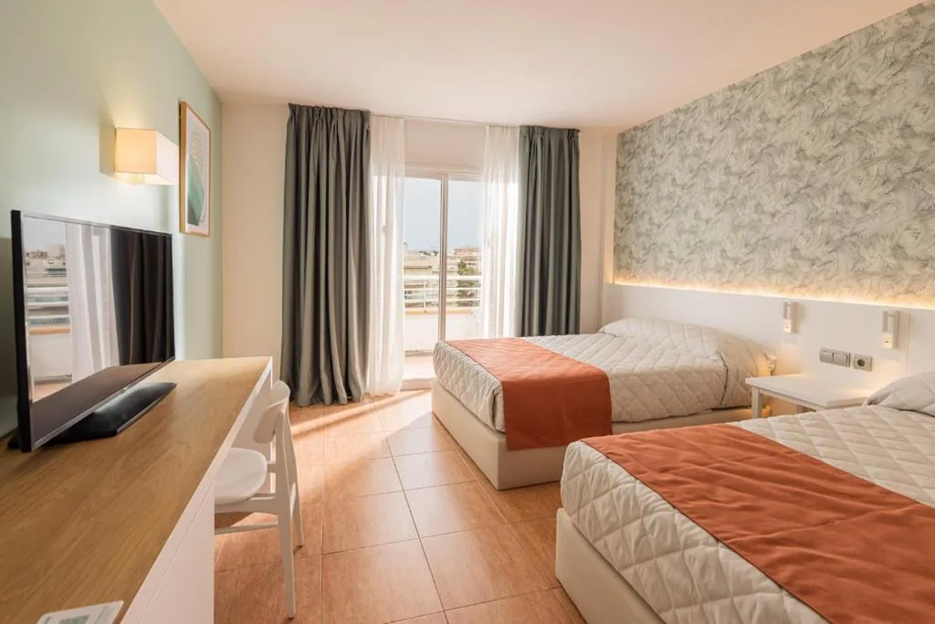 Habitación Estándar Económica (2 adultos) — Ponient Pirámide Salou by PortAventura World - Available rates with tickets to PortAventura Park & Ferrari Land