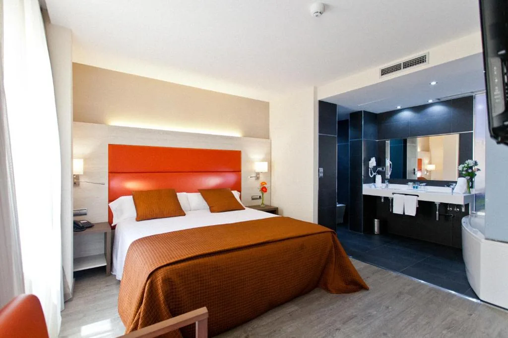 Zimmer mit großem Doppelbett und Whirlpool — Porcel Sabica