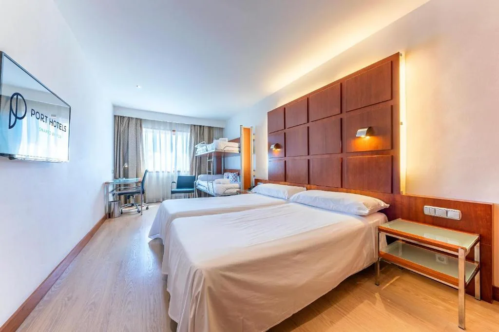 Chambre familiale Grand Comfort avec navette aéroport (2 adultes + 2 enfants) — Port Azafata Valencia