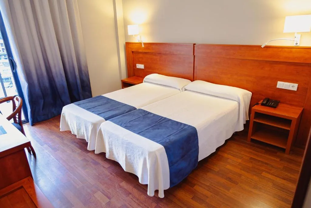 Zimmer mit 1 oder 2 Betten und Poolblick (2 Erwachsene) — Port Denia