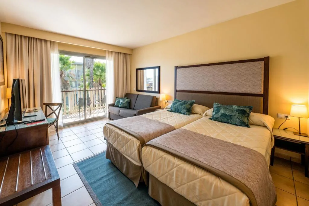 标准间，可进入 PortAventura Park+每人1张 Ferrari Land 门票（2名成人） — PortAventura Hotel Caribe - Includes unlimited access to PortAventura Park & 1 access to Ferrari Land