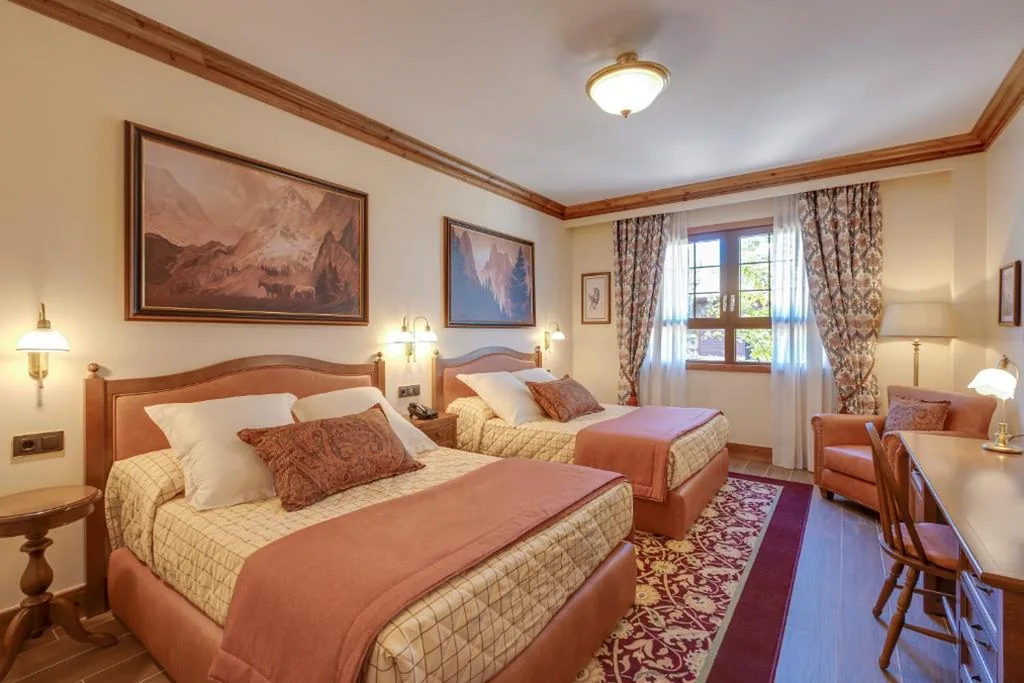 Habitación Superior con acceso a PortAventura Park (2 adultos + 1 niño) + 1 acceso a Ferrari Land — PortAventura Hotel Colorado Creek - Includes unlimited access to PortAventura Park & 1 access to Ferrari Land