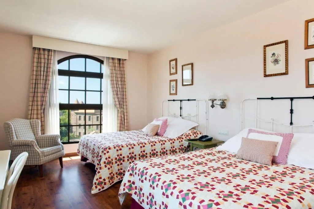 Chambre Standard avec accès à PortAventura Park (3 adultes + 1 enfant) + 1 billet d’une journée pour Ferrari Land — PortAventura Hotel Gold River - Includes unlimited access to PortAventura Park & 1 access to Ferrari Land