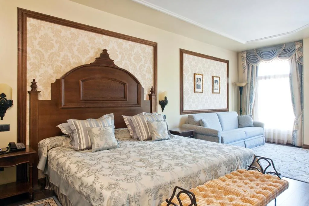 Alloggio Deluxe Superior (2 adulti + 2 bambini) con accesso illimitato + braccialetto Express per PortAventura Park e Ferrari Land — PortAventura Hotel Lucy's Mansion - Includes unlimited access & Express wristband to PortAventura Park & Ferrari Land
