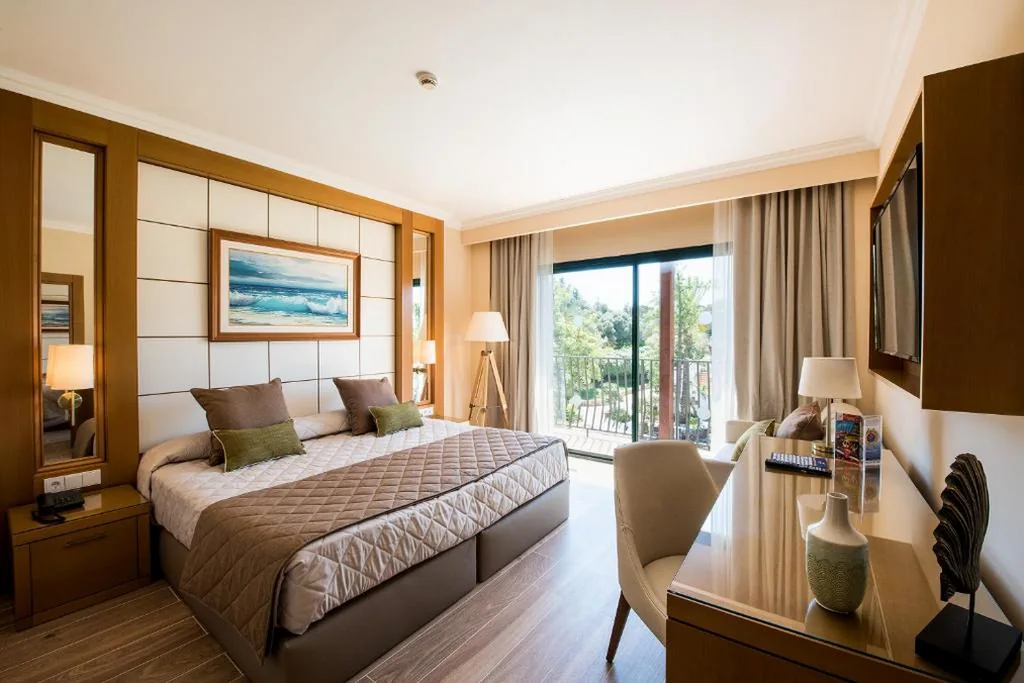 Standard Room with access to PortAventura Park + 1 ticket to Ferrari Land (2 adults) — PortAventura Hotel PortAventura - Includes unlimited access to PortAventura Park & 1 access to Ferrari Land