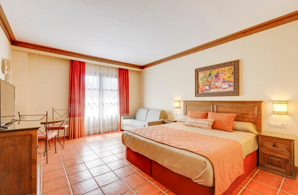 Camera Quadrupla con accesso a PortAventura Park (3 adulti + 1 bambino) + 1 ingresso a Ferrari Land — PortAventura Hotel Roulette - Includes unlimited access to PortAventura Park & 1 access to Ferrari Land