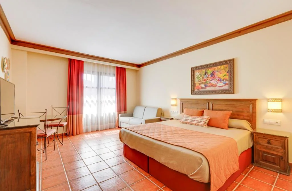 Camera Standard con accesso a PortAventura Park + 1 ingresso a Ferrari Land (2 adulti) — PortAventura Hotel Roulette - Includes unlimited access to PortAventura Park & 1 access to Ferrari Land