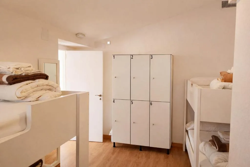 Bett im Vierbettzimmer — Pórtico del Azahín
