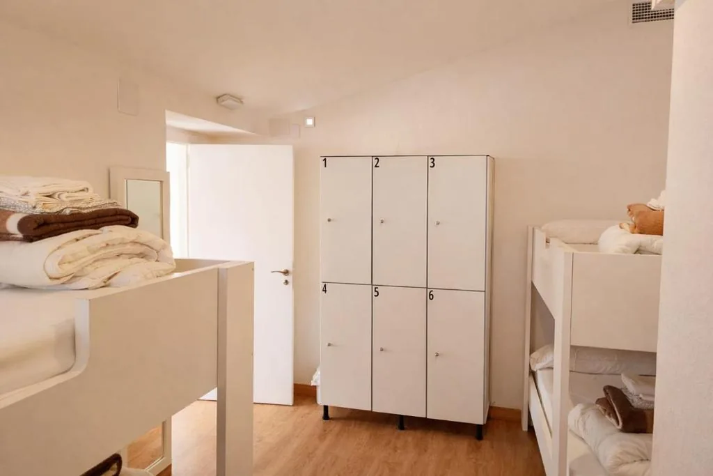 Bett im Vierbettzimmer — Pórtico del Azahín