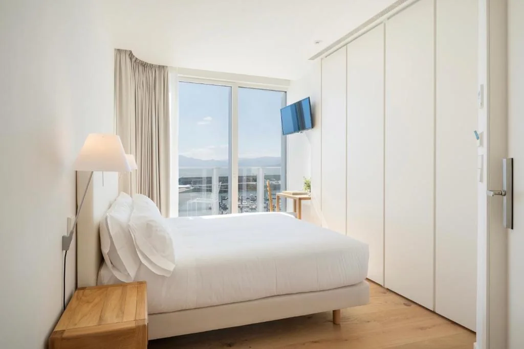 Habitación Doble Deluxe con balcón y vistas al mar — Porto Real Hotel