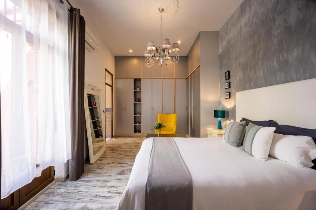 Habitación con cama extragrande y balcón — Portrait Boutique Guesthouse
