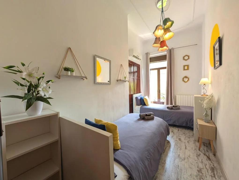 Habitación Doble con baño compartido - 2 camas — Portrait Boutique Guesthouse
