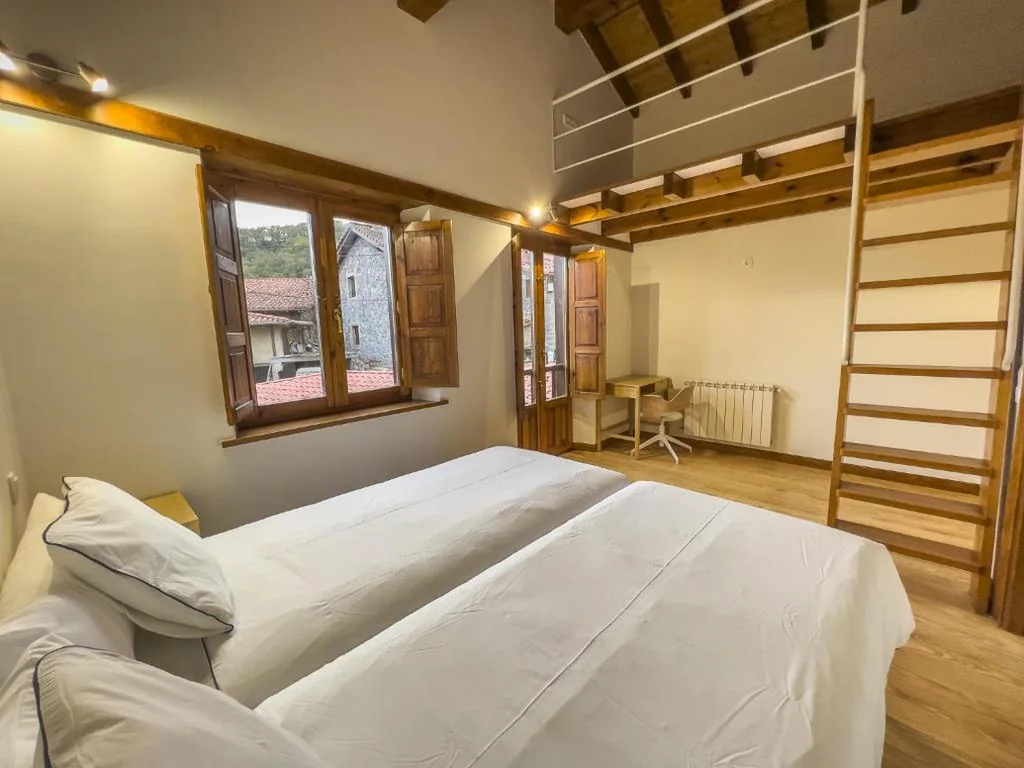 Camera con letto matrimoniale e vista sul giardino — Posada Cabañes