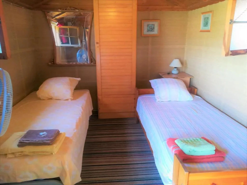 Doppelzimmer mit Poolblick - 2 Betten — Posada Chloe Santiago