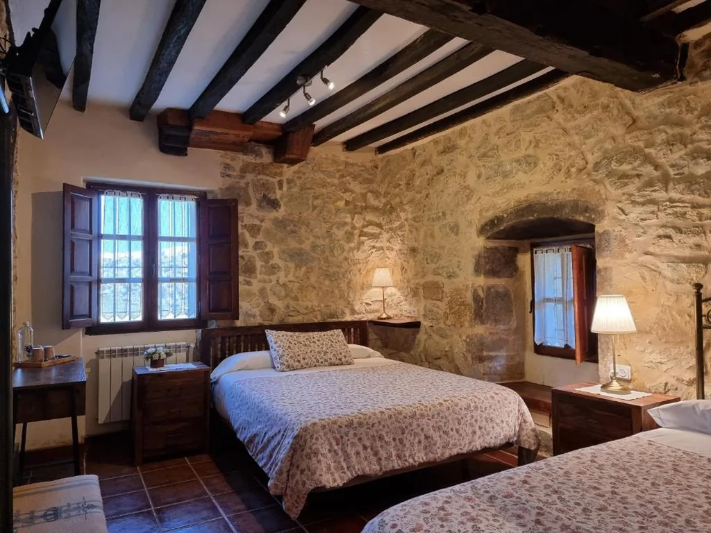 Habitación Triple con ducha — Posada Condado de la Mota
