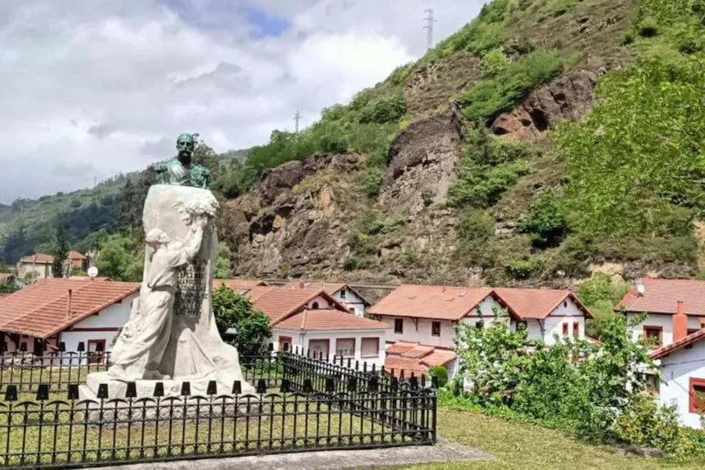 Casa de 3 dormitorios — POSADA de BUSTIELLO,poblado minero de interés cultural