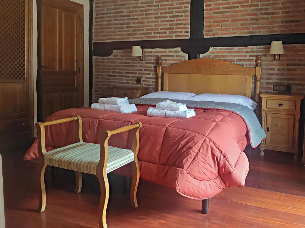 大きなベッドとバルコニー付きの客室 — Posada de Candelario