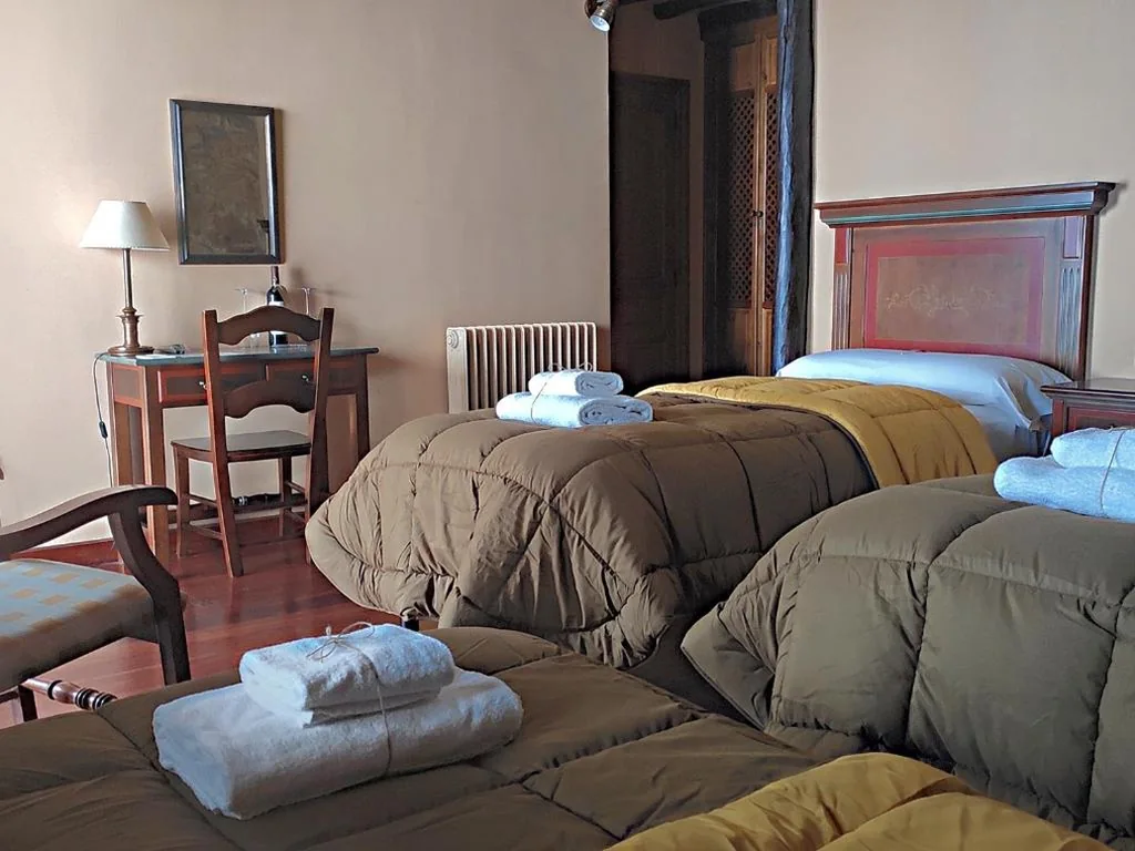 バルコニー付きトリプルルーム — Posada de Candelario