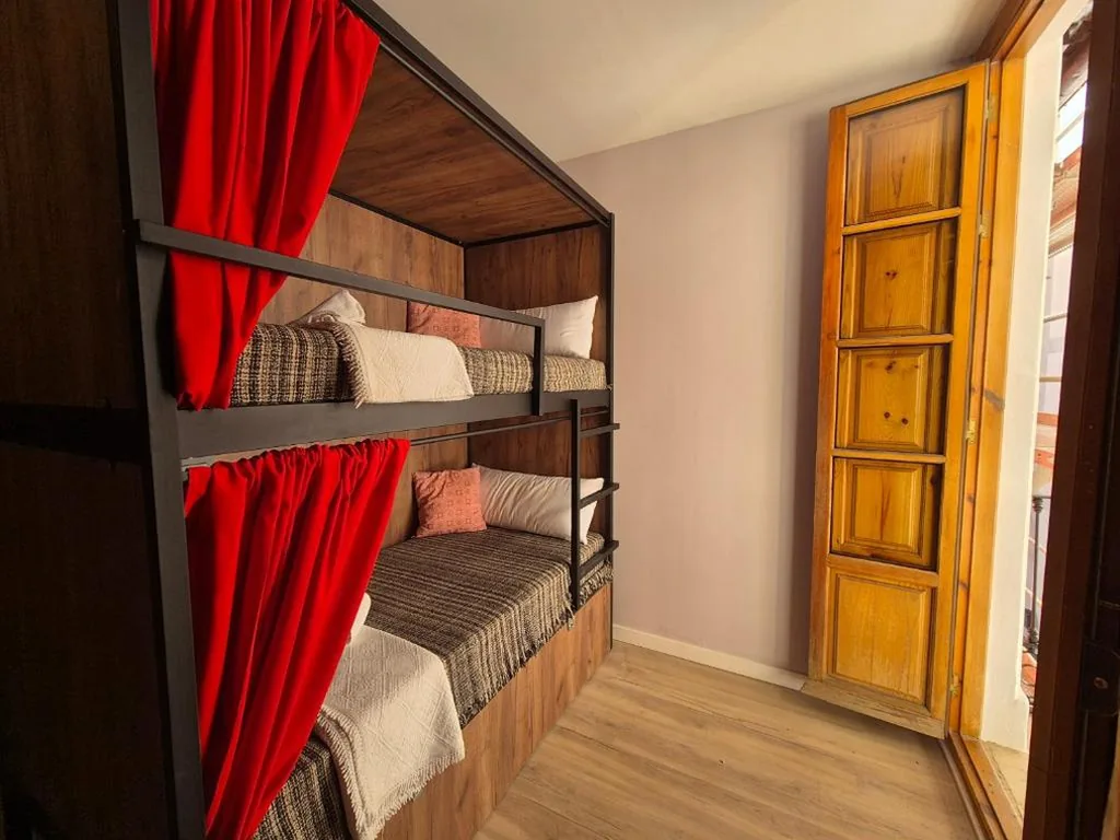 Bett im Mehrbettzimmer mit 4 Betten — Posada de la Luna
