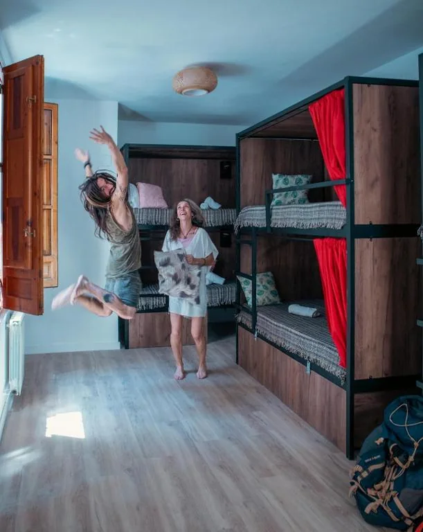 Bett im Mehrbettzimmer mit 6 Betten — Posada de la Luna