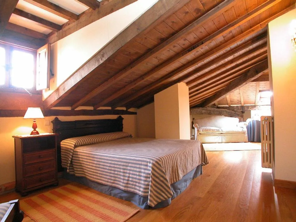 Habitación Triple Clásica — Posada de Peredo y Villa