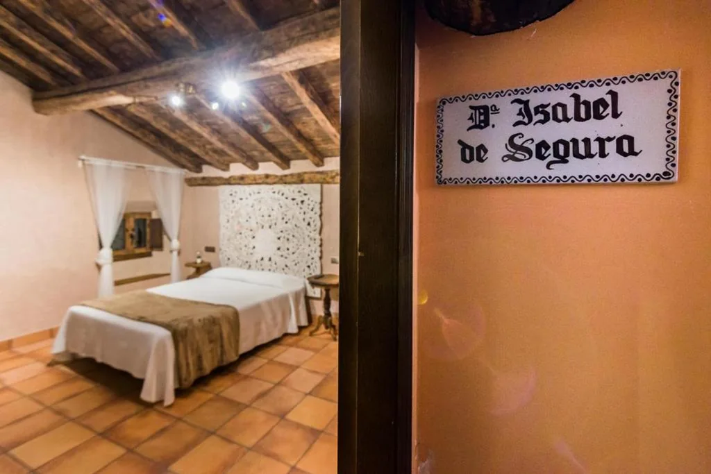 Zimmer mit großem Bett — Posada del Rodeno