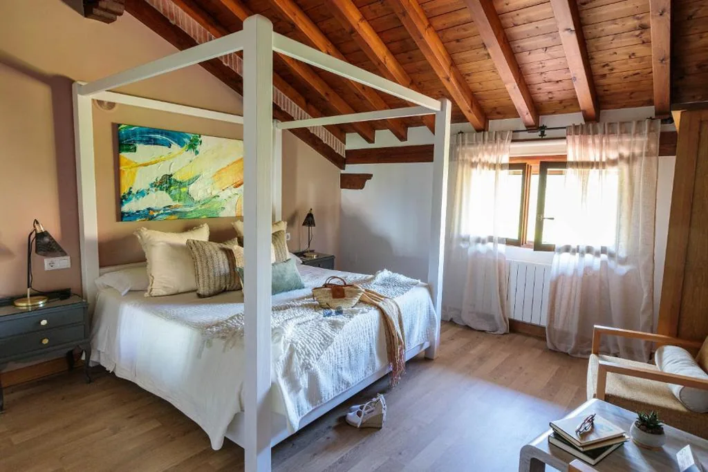 Camera con letto matrimoniale grande e vasca idromassaggio — Posada El Azufral - Adults only - Smoke-Free