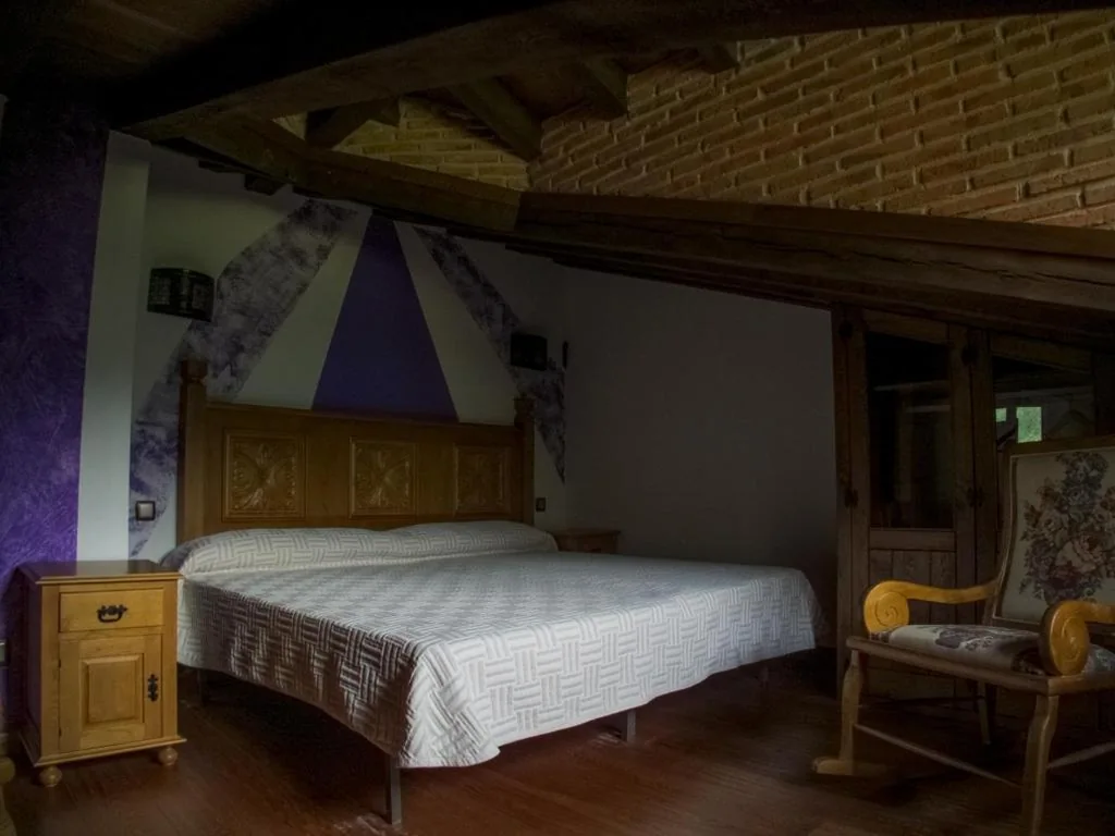 Habitación con cama grande y bañera de hidromasaje — Posada La Braniza