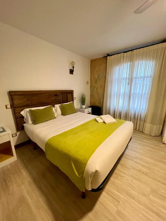 Habitación Doble con bañera de hidromasaje y balcón — Posada la Leyenda