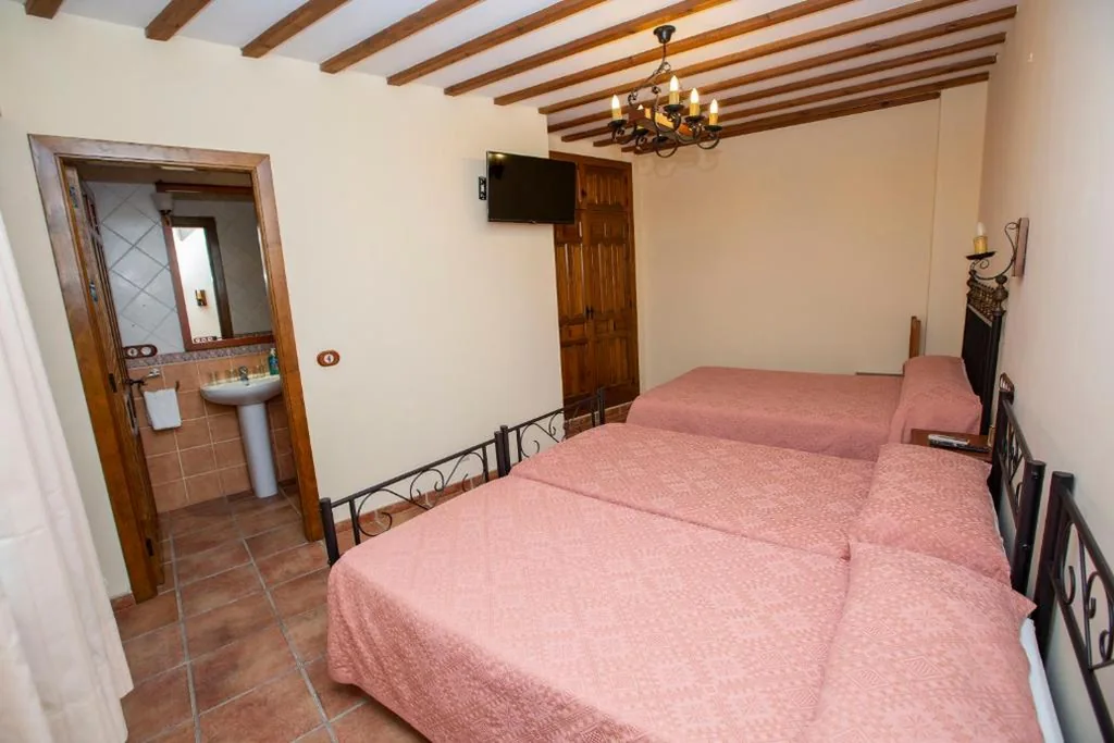 Chambre triple avec salle de bains privative — POSADA LEPANTO