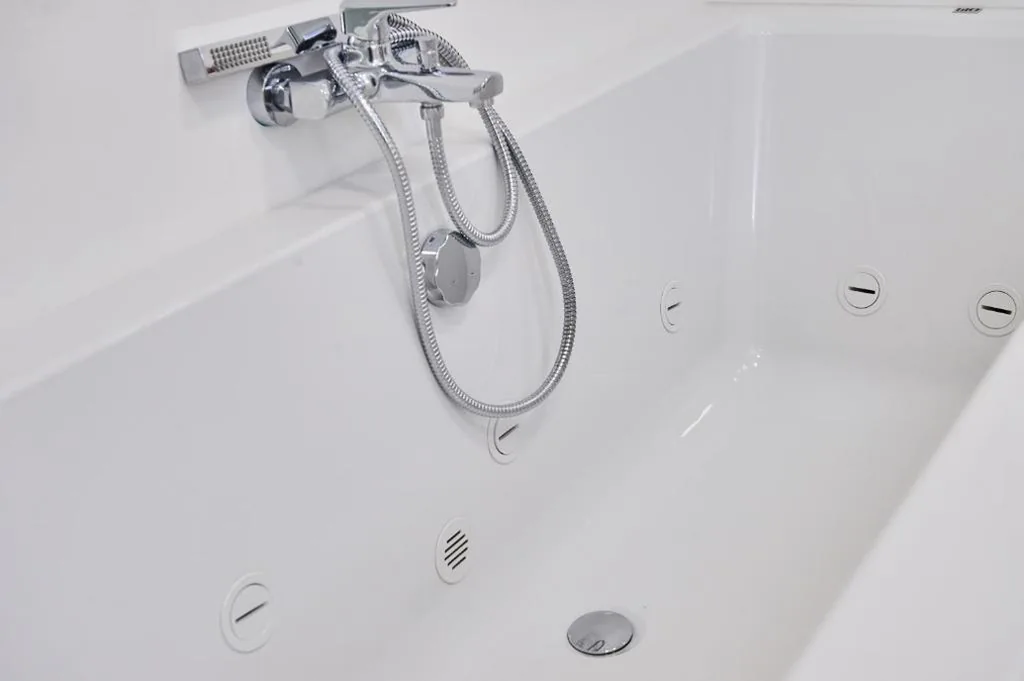 Quarto com cama extragrande e banheira de hidromassagem — Posada Naturae