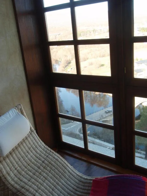 Habitación con cama grande y bañera de hidromasaje — Posada Real de Las Misas