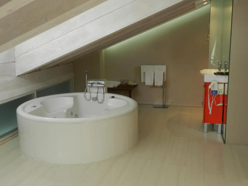 Loft mit Whirlpool-Badewanne — Posada Real La Pascasia