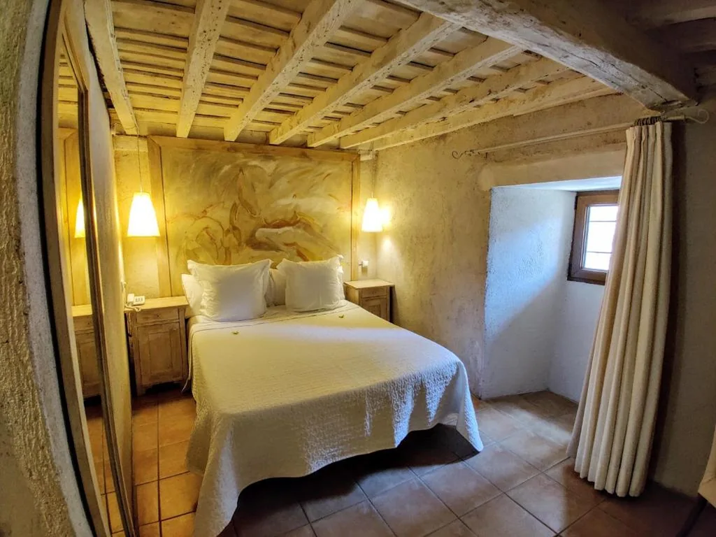 Quarto com cama de casal e vistas para o jardim — Posada Restaurante Casa de la Sal
