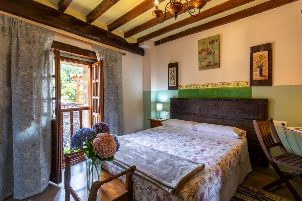Doppelzimmer mit Whirlpool-Badewanne — POSADA RURAL SIERRA de IBIO