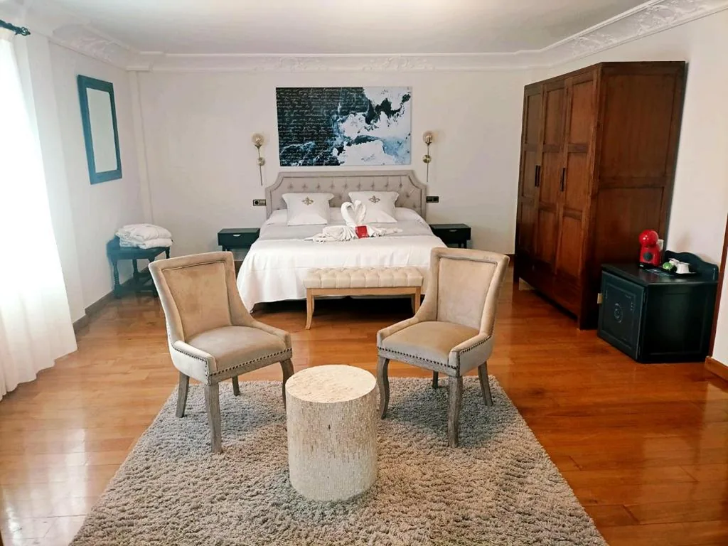 Quarto com cama extragrande e banheira de hidromassagem — Posada Spa San Marcos