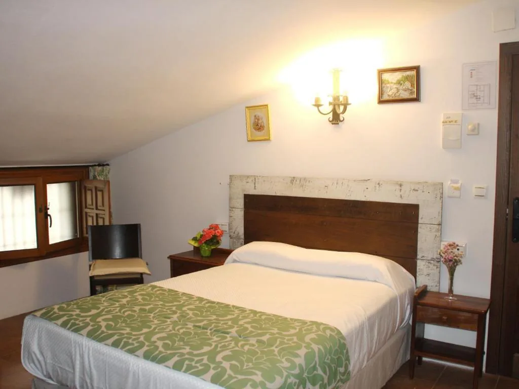 Habitación Doble con vistas a la montaña — Posada y Apartamentos Trebuesto de Guriezo