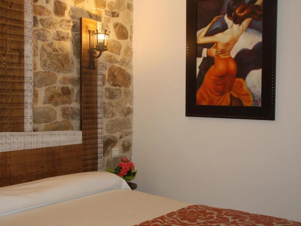 Habitación Doble Deluxe con balcón — Posada y Apartamentos Trebuesto de Guriezo