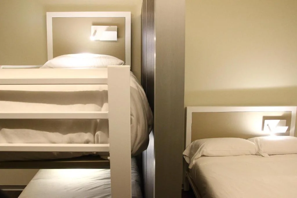 ファミリールーム（専用バスルーム） — Poshtel Bilbao - Premium Hostel